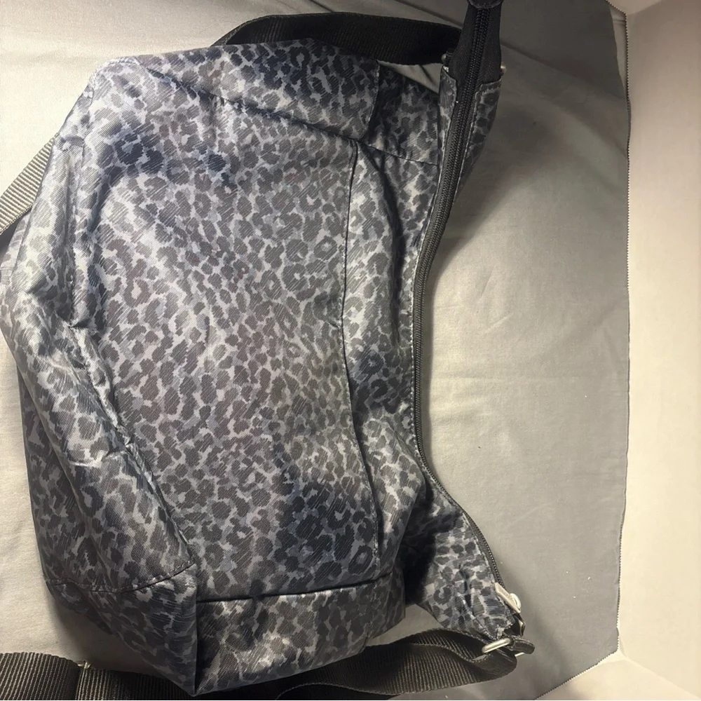 Baggallini cheetah print hobo style with canvas Crossbody strap - Picture 10 of 11